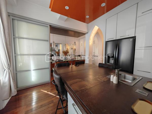 BSKIMMOBILIER - Valérie Barbieri vous propose à la vente, 
Certaines maisons se visitent… d'autres se vivent. Celle-ci est une véritable invitation au coup de cœur.
Derrière sa façade discrète se cache un bien rare de près de 200 m² entièrement rénové avec des matériaux de qualité et une attention particulière portée à chaque détail. Un univers élégant et raffiné où charme, confort et originalité se rencontrent harmonieusement.
Dès le rez-de-chaussée, vous découvrirez un vaste garage, une cave à vin, un dressing, ainsi qu'un magnifique espace extérieur composé d'un jardinet intimiste de 50 m², d'une cuisine d'été et d'une piscine propice à la détente et aux moments de convivialité.
Le premier étage dévoile une spectaculaire pièce de vie baignée de lumière de plus de 45 m² avec cheminée insert, espace bar et coin lecture. Une terrasse suspendue prolonge cet espace chaleureux. La cuisine haut de gamme, parfaitement équipée, s'ouvre sur une élégante salle à manger pensée pour recevoir famille et amis dans une ambiance conviviale.
Au deuxième étage, la somptueuse suite parentale de 56 m² séduira les amateurs de confort absolu avec son dressing, sa salle de bains privative équipée d'une baignoire et d'une douche grand format, ainsi que ses toilettes indépendantes. Deux autres chambres complètent ce niveau, dont une avec mezzanine, accompagnées d'une salle d'eau.
Enfin, au dernier étage, une charmante chambre mansardée avec salle d'eau privative vous attend. Véritable signature de cette maison : une incroyable bibliothèque suspendue en verre qui apporte une touche architecturale unique et spectaculaire.
Les prestations sont irréprochables, les volumes généreux et la décoration particulièrement soignée. Chaque pièce raconte une histoire et dégage une atmosphère chaleureuse et envoûtante.
❤️ Un bien rare sur le marché, idéal pour les amoureux de l'authentique, du confort et des prestations haut de gamme.
Coup de cœur garanti dès les premiers instants
Me contacter pour de plus amples informations et une visite ...