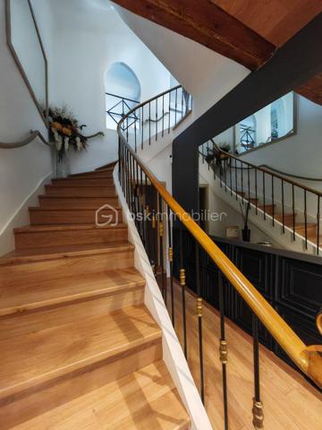BSKIMMOBILIER - Valérie Barbieri vous propose à la vente, 
Certaines maisons se visitent… d'autres se vivent. Celle-ci est une véritable invitation au coup de cœur.
Derrière sa façade discrète se cache un bien rare de près de 200 m² entièrement rénové avec des matériaux de qualité et une attention particulière portée à chaque détail. Un univers élégant et raffiné où charme, confort et originalité se rencontrent harmonieusement.
Dès le rez-de-chaussée, vous découvrirez un vaste garage, une cave à vin, un dressing, ainsi qu'un magnifique espace extérieur composé d'un jardinet intimiste de 50 m², d'une cuisine d'été et d'une piscine propice à la détente et aux moments de convivialité.
Le premier étage dévoile une spectaculaire pièce de vie baignée de lumière de plus de 45 m² avec cheminée insert, espace bar et coin lecture. Une terrasse suspendue prolonge cet espace chaleureux. La cuisine haut de gamme, parfaitement équipée, s'ouvre sur une élégante salle à manger pensée pour recevoir famille et amis dans une ambiance conviviale.
Au deuxième étage, la somptueuse suite parentale de 56 m² séduira les amateurs de confort absolu avec son dressing, sa salle de bains privative équipée d'une baignoire et d'une douche grand format, ainsi que ses toilettes indépendantes. Deux autres chambres complètent ce niveau, dont une avec mezzanine, accompagnées d'une salle d'eau.
Enfin, au dernier étage, une charmante chambre mansardée avec salle d'eau privative vous attend. Véritable signature de cette maison : une incroyable bibliothèque suspendue en verre qui apporte une touche architecturale unique et spectaculaire.
Les prestations sont irréprochables, les volumes généreux et la décoration particulièrement soignée. Chaque pièce raconte une histoire et dégage une atmosphère chaleureuse et envoûtante.
❤️ Un bien rare sur le marché, idéal pour les amoureux de l'authentique, du confort et des prestations haut de gamme.
Coup de cœur garanti dès les premiers instants
Me contacter pour de plus amples informations et une visite ...
