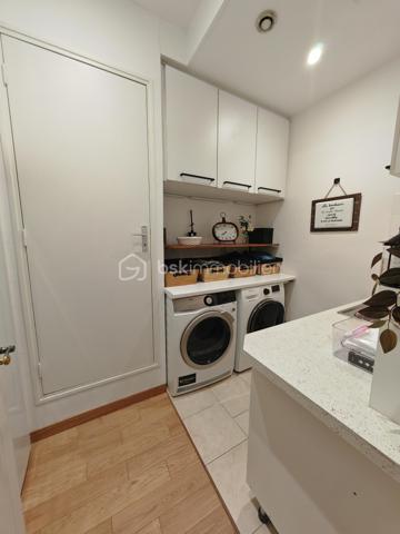 BSKIMMOBILIER - Valérie Barbieri vous propose à la vente, 
Certaines maisons se visitent… d'autres se vivent. Celle-ci est une véritable invitation au coup de cœur.
Derrière sa façade discrète se cache un bien rare de près de 200 m² entièrement rénové avec des matériaux de qualité et une attention particulière portée à chaque détail. Un univers élégant et raffiné où charme, confort et originalité se rencontrent harmonieusement.
Dès le rez-de-chaussée, vous découvrirez un vaste garage, une cave à vin, un dressing, ainsi qu'un magnifique espace extérieur composé d'un jardinet intimiste de 50 m², d'une cuisine d'été et d'une piscine propice à la détente et aux moments de convivialité.
Le premier étage dévoile une spectaculaire pièce de vie baignée de lumière de plus de 45 m² avec cheminée insert, espace bar et coin lecture. Une terrasse suspendue prolonge cet espace chaleureux. La cuisine haut de gamme, parfaitement équipée, s'ouvre sur une élégante salle à manger pensée pour recevoir famille et amis dans une ambiance conviviale.
Au deuxième étage, la somptueuse suite parentale de 56 m² séduira les amateurs de confort absolu avec son dressing, sa salle de bains privative équipée d'une baignoire et d'une douche grand format, ainsi que ses toilettes indépendantes. Deux autres chambres complètent ce niveau, dont une avec mezzanine, accompagnées d'une salle d'eau.
Enfin, au dernier étage, une charmante chambre mansardée avec salle d'eau privative vous attend. Véritable signature de cette maison : une incroyable bibliothèque suspendue en verre qui apporte une touche architecturale unique et spectaculaire.
Les prestations sont irréprochables, les volumes généreux et la décoration particulièrement soignée. Chaque pièce raconte une histoire et dégage une atmosphère chaleureuse et envoûtante.
❤️ Un bien rare sur le marché, idéal pour les amoureux de l'authentique, du confort et des prestations haut de gamme.
Coup de cœur garanti dès les premiers instants
Me contacter pour de plus amples informations et une visite ...