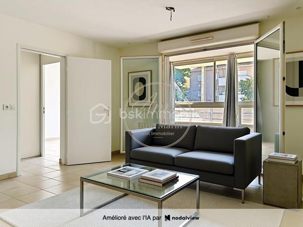 ✨ Et si votre prochain chez-vous rimait enfin avec simplicité ?

Imaginez rentrer chez vous après votre journée...

Vous ouvrez la porte et découvrez un appartement baigné de lumière où chaque mètre carré a été pensé pour votre confort.

Le séjour s'ouvre naturellement sur une grande loggia, véritable pièce de vie supplémentaire. Petit-déjeuner au soleil, espace télétravail, coin lecture ou repas entre amis… à vous d'imaginer votre quotidien.

La cuisine ouverte invite à partager des moments conviviaux tandis que la chambre offre un espace calme et confortable pour se ressourcer.

La salle d'eau contemporaine complète un appartement prêt à accueillir votre nouvelle vie, sans travaux à prévoir.

Que vous soyez à la recherche de votre premier achat, d'un pied-à-terre ou d'un investissement serein, ce T2 de 40 m² offre un équilibre idéal entre confort, fonctionnalité et facilité d'entretien.

✨ Les + qui font la différence :
✔ Résidence récente
✔ Belle luminosité
✔ Grande loggia utilisable toute l'année
✔ Appartement prêt à emménager
✔ Agencement optimisé
✔ Faibles contraintes d'entretien
✔ Idéal premier achat ou investissement

Un appartement dans lequel il est facile de se projeter… et encore plus facile de se sentir chez soi.