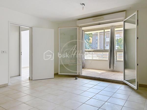✨ Et si votre prochain chez-vous rimait enfin avec simplicité ?

Imaginez rentrer chez vous après votre journée...

Vous ouvrez la porte et découvrez un appartement baigné de lumière où chaque mètre carré a été pensé pour votre confort.

Le séjour s'ouvre naturellement sur une grande loggia, véritable pièce de vie supplémentaire. Petit-déjeuner au soleil, espace télétravail, coin lecture ou repas entre amis… à vous d'imaginer votre quotidien.

La cuisine ouverte invite à partager des moments conviviaux tandis que la chambre offre un espace calme et confortable pour se ressourcer.

La salle d'eau contemporaine complète un appartement prêt à accueillir votre nouvelle vie, sans travaux à prévoir.

Que vous soyez à la recherche de votre premier achat, d'un pied-à-terre ou d'un investissement serein, ce T2 de 40 m² offre un équilibre idéal entre confort, fonctionnalité et facilité d'entretien.

✨ Les + qui font la différence :
✔ Résidence récente
✔ Belle luminosité
✔ Grande loggia utilisable toute l'année
✔ Appartement prêt à emménager
✔ Agencement optimisé
✔ Faibles contraintes d'entretien
✔ Idéal premier achat ou investissement

Un appartement dans lequel il est facile de se projeter… et encore plus facile de se sentir chez soi.