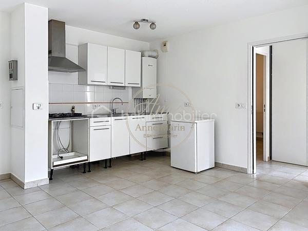 ✨ Et si votre prochain chez-vous rimait enfin avec simplicité ?

Imaginez rentrer chez vous après votre journée...

Vous ouvrez la porte et découvrez un appartement baigné de lumière où chaque mètre carré a été pensé pour votre confort.

Le séjour s'ouvre naturellement sur une grande loggia, véritable pièce de vie supplémentaire. Petit-déjeuner au soleil, espace télétravail, coin lecture ou repas entre amis… à vous d'imaginer votre quotidien.

La cuisine ouverte invite à partager des moments conviviaux tandis que la chambre offre un espace calme et confortable pour se ressourcer.

La salle d'eau contemporaine complète un appartement prêt à accueillir votre nouvelle vie, sans travaux à prévoir.

Que vous soyez à la recherche de votre premier achat, d'un pied-à-terre ou d'un investissement serein, ce T2 de 40 m² offre un équilibre idéal entre confort, fonctionnalité et facilité d'entretien.

✨ Les + qui font la différence :
✔ Résidence récente
✔ Belle luminosité
✔ Grande loggia utilisable toute l'année
✔ Appartement prêt à emménager
✔ Agencement optimisé
✔ Faibles contraintes d'entretien
✔ Idéal premier achat ou investissement

Un appartement dans lequel il est facile de se projeter… et encore plus facile de se sentir chez soi.