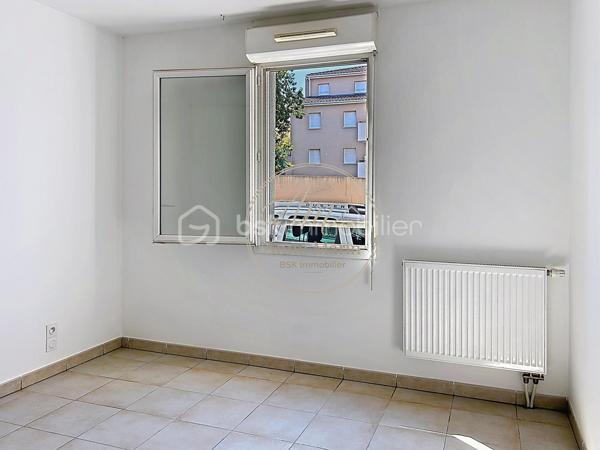 ✨ Et si votre prochain chez-vous rimait enfin avec simplicité ?

Imaginez rentrer chez vous après votre journée...

Vous ouvrez la porte et découvrez un appartement baigné de lumière où chaque mètre carré a été pensé pour votre confort.

Le séjour s'ouvre naturellement sur une grande loggia, véritable pièce de vie supplémentaire. Petit-déjeuner au soleil, espace télétravail, coin lecture ou repas entre amis… à vous d'imaginer votre quotidien.

La cuisine ouverte invite à partager des moments conviviaux tandis que la chambre offre un espace calme et confortable pour se ressourcer.

La salle d'eau contemporaine complète un appartement prêt à accueillir votre nouvelle vie, sans travaux à prévoir.

Que vous soyez à la recherche de votre premier achat, d'un pied-à-terre ou d'un investissement serein, ce T2 de 40 m² offre un équilibre idéal entre confort, fonctionnalité et facilité d'entretien.

✨ Les + qui font la différence :
✔ Résidence récente
✔ Belle luminosité
✔ Grande loggia utilisable toute l'année
✔ Appartement prêt à emménager
✔ Agencement optimisé
✔ Faibles contraintes d'entretien
✔ Idéal premier achat ou investissement

Un appartement dans lequel il est facile de se projeter… et encore plus facile de se sentir chez soi.