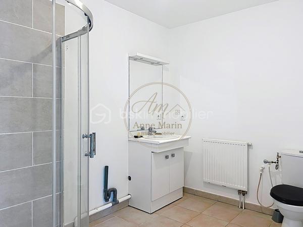 ✨ Et si votre prochain chez-vous rimait enfin avec simplicité ?

Imaginez rentrer chez vous après votre journée...

Vous ouvrez la porte et découvrez un appartement baigné de lumière où chaque mètre carré a été pensé pour votre confort.

Le séjour s'ouvre naturellement sur une grande loggia, véritable pièce de vie supplémentaire. Petit-déjeuner au soleil, espace télétravail, coin lecture ou repas entre amis… à vous d'imaginer votre quotidien.

La cuisine ouverte invite à partager des moments conviviaux tandis que la chambre offre un espace calme et confortable pour se ressourcer.

La salle d'eau contemporaine complète un appartement prêt à accueillir votre nouvelle vie, sans travaux à prévoir.

Que vous soyez à la recherche de votre premier achat, d'un pied-à-terre ou d'un investissement serein, ce T2 de 40 m² offre un équilibre idéal entre confort, fonctionnalité et facilité d'entretien.

✨ Les + qui font la différence :
✔ Résidence récente
✔ Belle luminosité
✔ Grande loggia utilisable toute l'année
✔ Appartement prêt à emménager
✔ Agencement optimisé
✔ Faibles contraintes d'entretien
✔ Idéal premier achat ou investissement

Un appartement dans lequel il est facile de se projeter… et encore plus facile de se sentir chez soi.