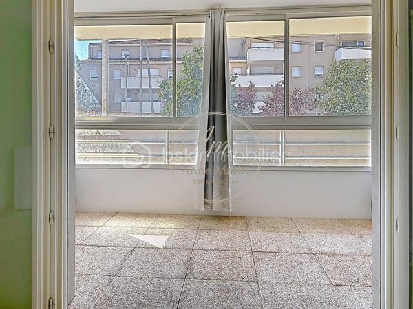✨ Et si votre prochain chez-vous rimait enfin avec simplicité ?

Imaginez rentrer chez vous après votre journée...

Vous ouvrez la porte et découvrez un appartement baigné de lumière où chaque mètre carré a été pensé pour votre confort.

Le séjour s'ouvre naturellement sur une grande loggia, véritable pièce de vie supplémentaire. Petit-déjeuner au soleil, espace télétravail, coin lecture ou repas entre amis… à vous d'imaginer votre quotidien.

La cuisine ouverte invite à partager des moments conviviaux tandis que la chambre offre un espace calme et confortable pour se ressourcer.

La salle d'eau contemporaine complète un appartement prêt à accueillir votre nouvelle vie, sans travaux à prévoir.

Que vous soyez à la recherche de votre premier achat, d'un pied-à-terre ou d'un investissement serein, ce T2 de 40 m² offre un équilibre idéal entre confort, fonctionnalité et facilité d'entretien.

✨ Les + qui font la différence :
✔ Résidence récente
✔ Belle luminosité
✔ Grande loggia utilisable toute l'année
✔ Appartement prêt à emménager
✔ Agencement optimisé
✔ Faibles contraintes d'entretien
✔ Idéal premier achat ou investissement

Un appartement dans lequel il est facile de se projeter… et encore plus facile de se sentir chez soi.