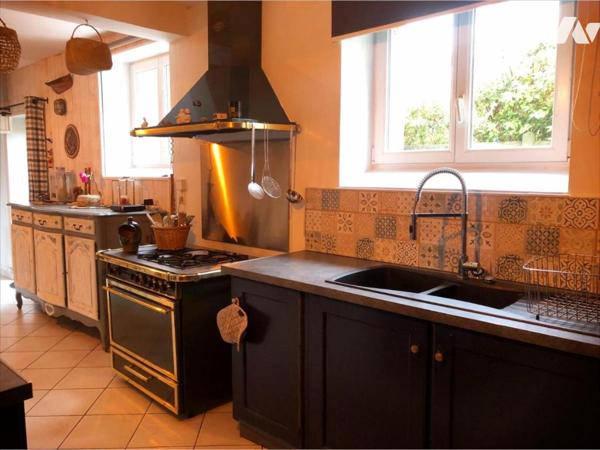 VUE DEGAGEE SUR LA CAMPAGNE ET LA PERNELLE