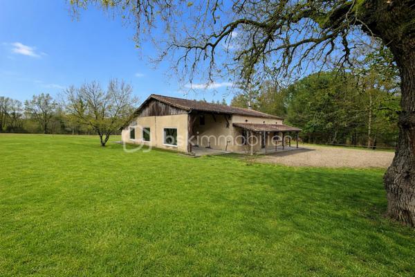 Propriété de caractère – Corps de ferme en pierre, très rare dans le secteur, idéalement située entre Marmande et Casteljaloux, au cœur d’un environnement champêtre préservé.
Cette authentique maison en pierre développe 180 m² habitables et s’accompagne de 120 m² de dépendances, le tout implanté sur un hectare de très joli parc arboré.
La charpente a été rénovée , offrant une base solide pour un projet de rénovation de qualité.
Volumes généreux, cachet de l’ancien et cadre paisible font de ce bien une opportunité idéale pour une résidence de prestige, une maison de famille, un projet de gîtes, équestre ou de bien-être.
Un bien rare au fort potentiel, à découvrir sans tarder.