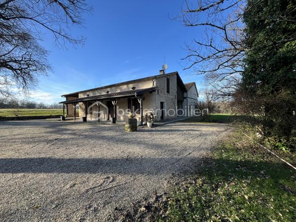 Propriété de caractère – Corps de ferme en pierre, très rare dans le secteur, idéalement située entre Marmande et Casteljaloux, au cœur d’un environnement champêtre préservé.
Cette authentique maison en pierre développe 180 m² habitables et s’accompagne de 120 m² de dépendances, le tout implanté sur un hectare de très joli parc arboré.
La charpente a été rénovée , offrant une base solide pour un projet de rénovation de qualité.
Volumes généreux, cachet de l’ancien et cadre paisible font de ce bien une opportunité idéale pour une résidence de prestige, une maison de famille, un projet de gîtes, équestre ou de bien-être.
Un bien rare au fort potentiel, à découvrir sans tarder.