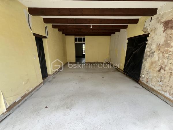 Propriété de caractère – Corps de ferme en pierre, très rare dans le secteur, idéalement située entre Marmande et Casteljaloux, au cœur d’un environnement champêtre préservé.
Cette authentique maison en pierre développe 180 m² habitables et s’accompagne de 120 m² de dépendances, le tout implanté sur un hectare de très joli parc arboré.
La charpente a été rénovée , offrant une base solide pour un projet de rénovation de qualité.
Volumes généreux, cachet de l’ancien et cadre paisible font de ce bien une opportunité idéale pour une résidence de prestige, une maison de famille, un projet de gîtes, équestre ou de bien-être.
Un bien rare au fort potentiel, à découvrir sans tarder.