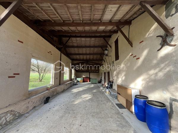Propriété de caractère – Corps de ferme en pierre, très rare dans le secteur, idéalement située entre Marmande et Casteljaloux, au cœur d’un environnement champêtre préservé.
Cette authentique maison en pierre développe 180 m² habitables et s’accompagne de 120 m² de dépendances, le tout implanté sur un hectare de très joli parc arboré.
La charpente a été rénovée , offrant une base solide pour un projet de rénovation de qualité.
Volumes généreux, cachet de l’ancien et cadre paisible font de ce bien une opportunité idéale pour une résidence de prestige, une maison de famille, un projet de gîtes, équestre ou de bien-être.
Un bien rare au fort potentiel, à découvrir sans tarder.