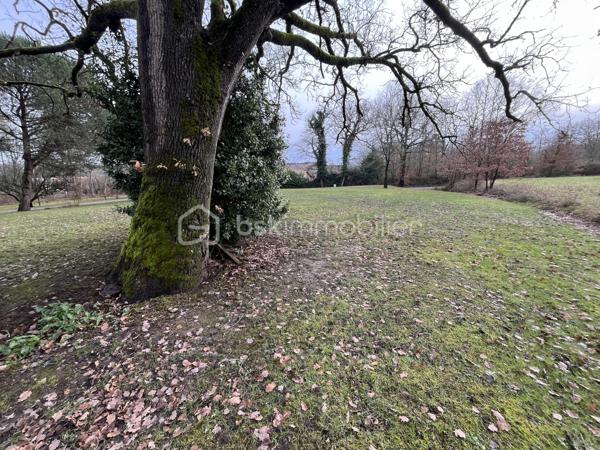 Propriété de caractère – Corps de ferme en pierre, très rare dans le secteur, idéalement située entre Marmande et Casteljaloux, au cœur d’un environnement champêtre préservé.
Cette authentique maison en pierre développe 180 m² habitables et s’accompagne de 120 m² de dépendances, le tout implanté sur un hectare de très joli parc arboré.
La charpente a été rénovée , offrant une base solide pour un projet de rénovation de qualité.
Volumes généreux, cachet de l’ancien et cadre paisible font de ce bien une opportunité idéale pour une résidence de prestige, une maison de famille, un projet de gîtes, équestre ou de bien-être.
Un bien rare au fort potentiel, à découvrir sans tarder.