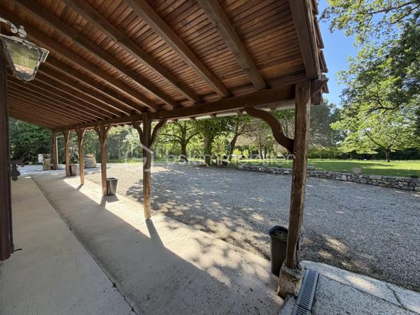 Propriété de caractère – Corps de ferme en pierre, très rare dans le secteur, idéalement située entre Marmande et Casteljaloux, au cœur d’un environnement champêtre préservé.
Cette authentique maison en pierre développe 180 m² habitables et s’accompagne de 120 m² de dépendances, le tout implanté sur un hectare de très joli parc arboré.
La charpente a été rénovée , offrant une base solide pour un projet de rénovation de qualité.
Volumes généreux, cachet de l’ancien et cadre paisible font de ce bien une opportunité idéale pour une résidence de prestige, une maison de famille, un projet de gîtes, équestre ou de bien-être.
Un bien rare au fort potentiel, à découvrir sans tarder.