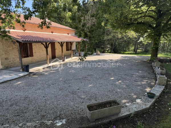 Propriété de caractère – Corps de ferme en pierre, très rare dans le secteur, idéalement située entre Marmande et Casteljaloux, au cœur d’un environnement champêtre préservé.
Cette authentique maison en pierre développe 180 m² habitables et s’accompagne de 120 m² de dépendances, le tout implanté sur un hectare de très joli parc arboré.
La charpente a été rénovée , offrant une base solide pour un projet de rénovation de qualité.
Volumes généreux, cachet de l’ancien et cadre paisible font de ce bien une opportunité idéale pour une résidence de prestige, une maison de famille, un projet de gîtes, équestre ou de bien-être.
Un bien rare au fort potentiel, à découvrir sans tarder.