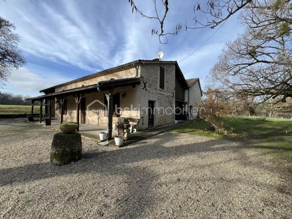 Propriété de caractère – Corps de ferme en pierre, très rare dans le secteur, idéalement située entre Marmande et Casteljaloux, au cœur d’un environnement champêtre préservé.
Cette authentique maison en pierre développe 180 m² habitables et s’accompagne de 120 m² de dépendances, le tout implanté sur un hectare de très joli parc arboré.
La charpente a été rénovée , offrant une base solide pour un projet de rénovation de qualité.
Volumes généreux, cachet de l’ancien et cadre paisible font de ce bien une opportunité idéale pour une résidence de prestige, une maison de famille, un projet de gîtes, équestre ou de bien-être.
Un bien rare au fort potentiel, à découvrir sans tarder.