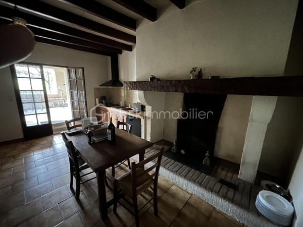 Propriété de caractère – Corps de ferme en pierre, très rare dans le secteur, idéalement située entre Marmande et Casteljaloux, au cœur d’un environnement champêtre préservé.
Cette authentique maison en pierre développe 180 m² habitables et s’accompagne de 120 m² de dépendances, le tout implanté sur un hectare de très joli parc arboré.
La charpente a été rénovée , offrant une base solide pour un projet de rénovation de qualité.
Volumes généreux, cachet de l’ancien et cadre paisible font de ce bien une opportunité idéale pour une résidence de prestige, une maison de famille, un projet de gîtes, équestre ou de bien-être.
Un bien rare au fort potentiel, à découvrir sans tarder.