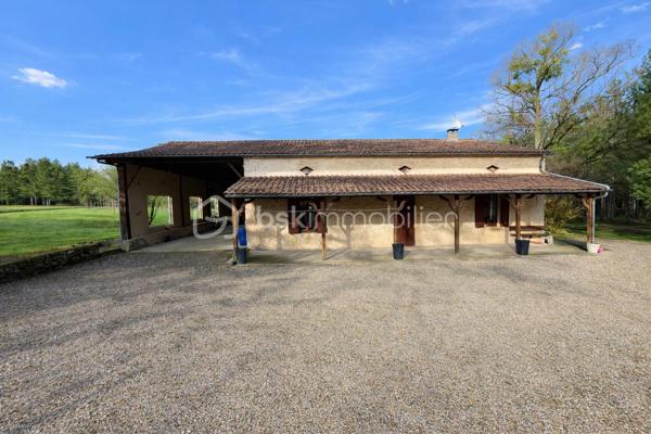 Propriété de caractère – Corps de ferme en pierre, très rare dans le secteur, idéalement située entre Marmande et Casteljaloux, au cœur d’un environnement champêtre préservé.
Cette authentique maison en pierre développe 180 m² habitables et s’accompagne de 120 m² de dépendances, le tout implanté sur un hectare de très joli parc arboré.
La charpente a été rénovée , offrant une base solide pour un projet de rénovation de qualité.
Volumes généreux, cachet de l’ancien et cadre paisible font de ce bien une opportunité idéale pour une résidence de prestige, une maison de famille, un projet de gîtes, équestre ou de bien-être.
Un bien rare au fort potentiel, à découvrir sans tarder.