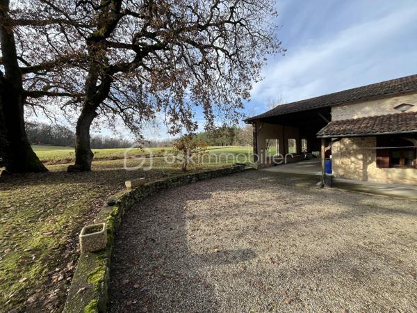 Propriété de caractère – Corps de ferme en pierre, très rare dans le secteur, idéalement située entre Marmande et Casteljaloux, au cœur d’un environnement champêtre préservé.
Cette authentique maison en pierre développe 180 m² habitables et s’accompagne de 120 m² de dépendances, le tout implanté sur un hectare de très joli parc arboré.
La charpente a été rénovée , offrant une base solide pour un projet de rénovation de qualité.
Volumes généreux, cachet de l’ancien et cadre paisible font de ce bien une opportunité idéale pour une résidence de prestige, une maison de famille, un projet de gîtes, équestre ou de bien-être.
Un bien rare au fort potentiel, à découvrir sans tarder.