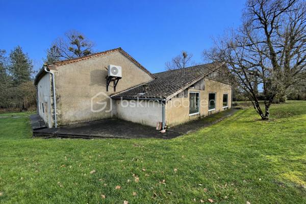 Propriété de caractère – Corps de ferme en pierre, très rare dans le secteur, idéalement située entre Marmande et Casteljaloux, au cœur d’un environnement champêtre préservé.
Cette authentique maison en pierre développe 180 m² habitables et s’accompagne de 120 m² de dépendances, le tout implanté sur un hectare de très joli parc arboré.
La charpente a été rénovée , offrant une base solide pour un projet de rénovation de qualité.
Volumes généreux, cachet de l’ancien et cadre paisible font de ce bien une opportunité idéale pour une résidence de prestige, une maison de famille, un projet de gîtes, équestre ou de bien-être.
Un bien rare au fort potentiel, à découvrir sans tarder.