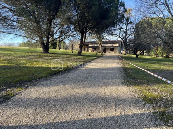 Propriété de caractère – Corps de ferme en pierre, très rare dans le secteur, idéalement située entre Marmande et Casteljaloux, au cœur d’un environnement champêtre préservé.
Cette authentique maison en pierre développe 180 m² habitables et s’accompagne de 120 m² de dépendances, le tout implanté sur un hectare de très joli parc arboré.
La charpente a été rénovée , offrant une base solide pour un projet de rénovation de qualité.
Volumes généreux, cachet de l’ancien et cadre paisible font de ce bien une opportunité idéale pour une résidence de prestige, une maison de famille, un projet de gîtes, équestre ou de bien-être.
Un bien rare au fort potentiel, à découvrir sans tarder.