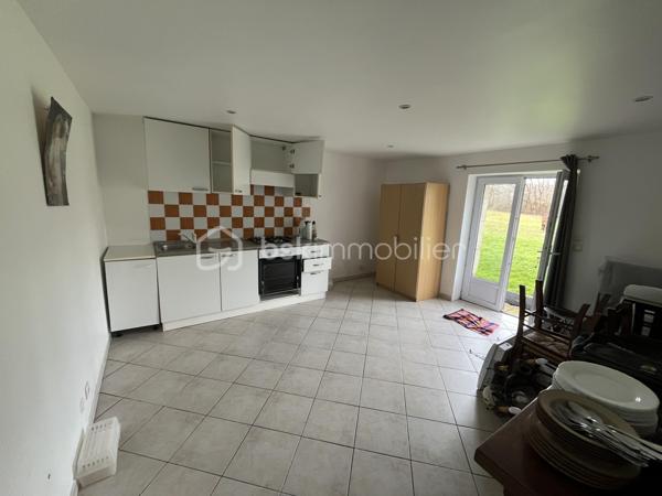 Propriété de caractère – Corps de ferme en pierre, très rare dans le secteur, idéalement située entre Marmande et Casteljaloux, au cœur d’un environnement champêtre préservé.
Cette authentique maison en pierre développe 180 m² habitables et s’accompagne de 120 m² de dépendances, le tout implanté sur un hectare de très joli parc arboré.
La charpente a été rénovée , offrant une base solide pour un projet de rénovation de qualité.
Volumes généreux, cachet de l’ancien et cadre paisible font de ce bien une opportunité idéale pour une résidence de prestige, une maison de famille, un projet de gîtes, équestre ou de bien-être.
Un bien rare au fort potentiel, à découvrir sans tarder.