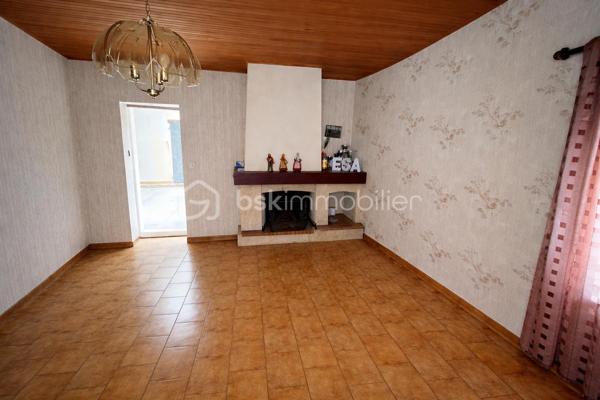 Propriété de caractère – Corps de ferme en pierre, très rare dans le secteur, idéalement située entre Marmande et Casteljaloux, au cœur d’un environnement champêtre préservé.
Cette authentique maison en pierre développe 180 m² habitables et s’accompagne de 120 m² de dépendances, le tout implanté sur un hectare de très joli parc arboré.
La charpente a été rénovée , offrant une base solide pour un projet de rénovation de qualité.
Volumes généreux, cachet de l’ancien et cadre paisible font de ce bien une opportunité idéale pour une résidence de prestige, une maison de famille, un projet de gîtes, équestre ou de bien-être.
Un bien rare au fort potentiel, à découvrir sans tarder.