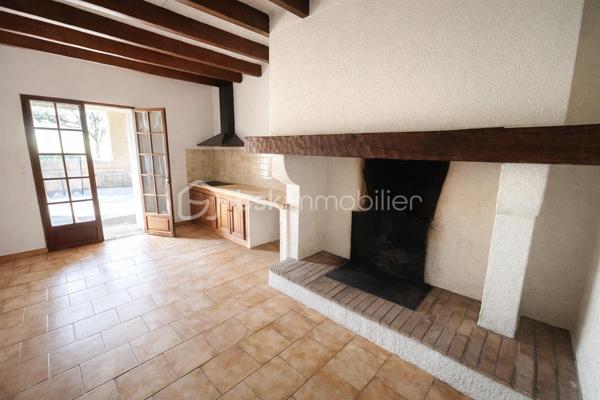 Propriété de caractère – Corps de ferme en pierre, très rare dans le secteur, idéalement située entre Marmande et Casteljaloux, au cœur d’un environnement champêtre préservé.
Cette authentique maison en pierre développe 180 m² habitables et s’accompagne de 120 m² de dépendances, le tout implanté sur un hectare de très joli parc arboré.
La charpente a été rénovée , offrant une base solide pour un projet de rénovation de qualité.
Volumes généreux, cachet de l’ancien et cadre paisible font de ce bien une opportunité idéale pour une résidence de prestige, une maison de famille, un projet de gîtes, équestre ou de bien-être.
Un bien rare au fort potentiel, à découvrir sans tarder.