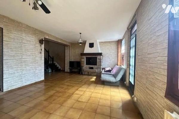 A VENDRE Maison de ville à rénover, mitoyenne en briques, sur 3 niveaux, à AMFREVILLE-LA-MI-VOI...