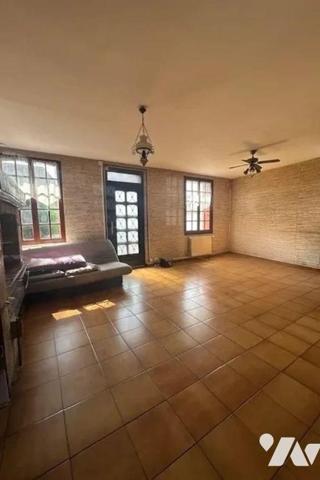 A VENDRE Maison de ville à rénover, mitoyenne en briques, sur 3 niveaux, à AMFREVILLE-LA-MI-VOI...