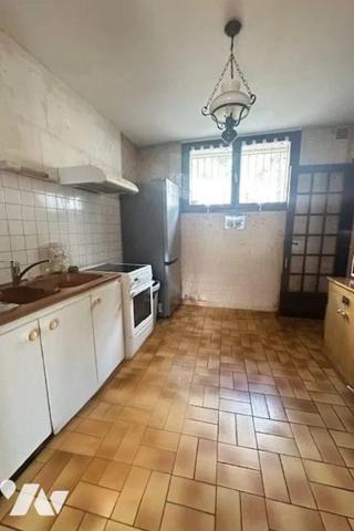 A VENDRE Maison de ville à rénover, mitoyenne en briques, sur 3 niveaux, à AMFREVILLE-LA-MI-VOI...
