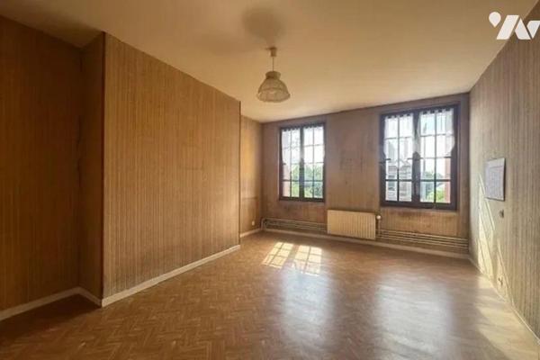 A VENDRE Maison de ville à rénover, mitoyenne en briques, sur 3 niveaux, à AMFREVILLE-LA-MI-VOI...