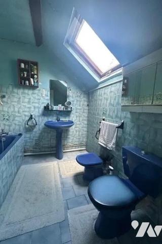 A VENDRE Maison de ville à rénover, mitoyenne en briques, sur 3 niveaux, à AMFREVILLE-LA-MI-VOI...