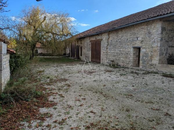 Ancienne commanderie sur parcelle de 3590m² . Maison de 200m²