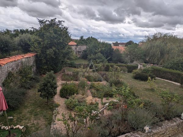 Ancienne commanderie sur parcelle de 3590m² . Maison de 200m²