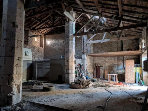 Ancienne commanderie sur parcelle de 3590m² . Maison de 200m²