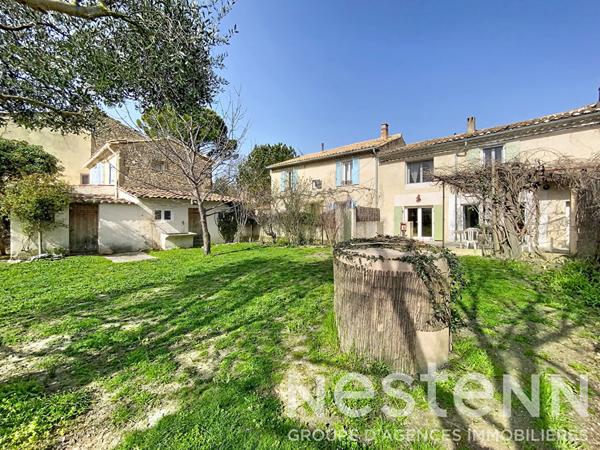 Maison ancienne rénovée 97 m² + terrain 685 m² constructible - Eyguières, hyper-centre, calme, jardin