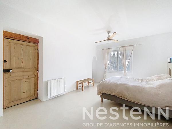 Maison ancienne rénovée 97 m² + terrain 685 m² constructible - Eyguières, hyper-centre, calme, jardin