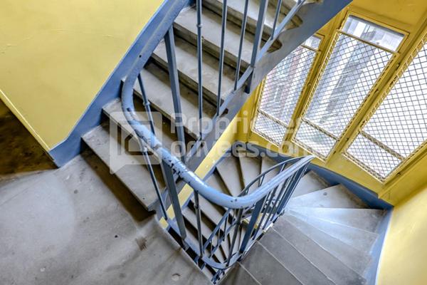 Studio 12 m² _ 7ème étage avec ascenseur _ Immeuble ancien avec gardien _ Paris