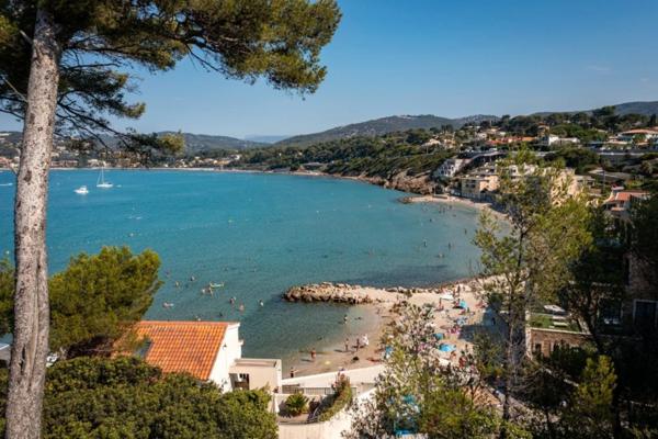 SANARY SUR MER (83) Studio TRAVAUX A PREVOIR Rez de jardin dans résidence avec place de parking privée 800m plage