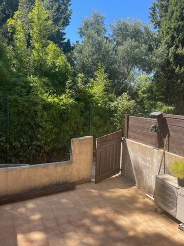 SANARY SUR MER (83) Studio TRAVAUX A PREVOIR Rez de jardin dans résidence avec place de parking privée 800m plage