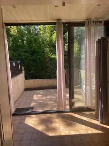 SANARY SUR MER (83) Studio TRAVAUX A PREVOIR Rez de jardin dans résidence avec place de parking privée 800m plage