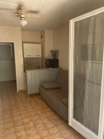 SANARY SUR MER (83) Studio TRAVAUX A PREVOIR Rez de jardin dans résidence avec place de parking privée 800m plage