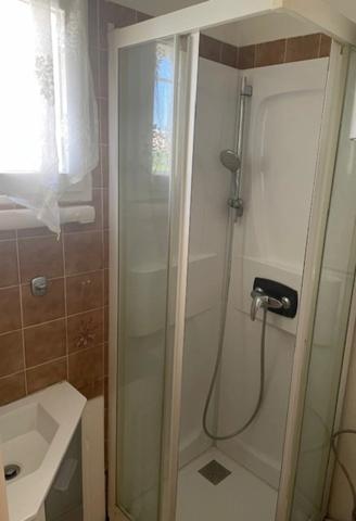 SANARY SUR MER (83) Studio TRAVAUX A PREVOIR Rez de jardin dans résidence avec place de parking privée 800m plage