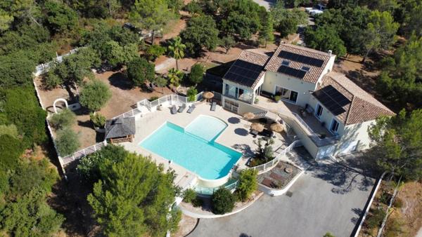 À Vendre, exceptionnel, en exclusivité, Maison Familiale de 205 m² avec Piscine à Débordement et Terrain Boisé de 13000 m²