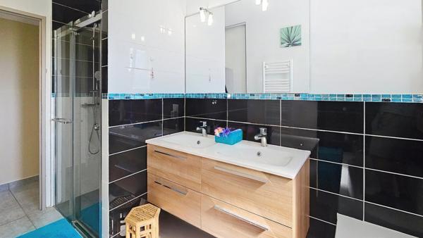 Maison plain pied avec double garage à vendre 5 pièces LOUEY (65)