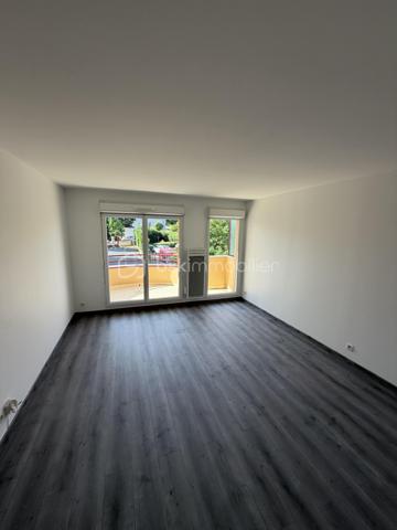 Venez découvrir ce bel appartement, 3 pièces de 63 m², entièrement rénové, située dans une résidence de 2005.
Dès l’entrée, vous trouverez un placard de rangement. La cuisine et le séjour donne directement accès au balcon, offrant un agréable espace extérieur.
L’espace nuit comprend deux chambres dont une avec placard, une salle de bain, et WC, séparé.
Une cave et deux places de parking complète ce bien.
📍 proche de la gare, des commerces et des écoles.
⭐️ DPE, C.
Un appartement clé en main, agréable et fonctionnel, à visiter sans tarder !