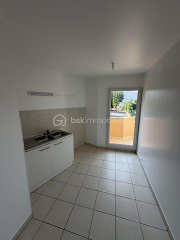 Venez découvrir ce bel appartement, 3 pièces de 63 m², entièrement rénové, située dans une résidence de 2005.
Dès l’entrée, vous trouverez un placard de rangement. La cuisine et le séjour donne directement accès au balcon, offrant un agréable espace extérieur.
L’espace nuit comprend deux chambres dont une avec placard, une salle de bain, et WC, séparé.
Une cave et deux places de parking complète ce bien.
📍 proche de la gare, des commerces et des écoles.
⭐️ DPE, C.
Un appartement clé en main, agréable et fonctionnel, à visiter sans tarder !