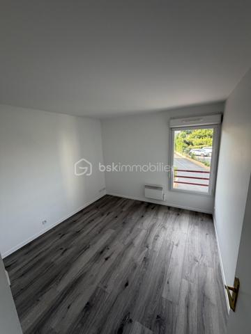 Venez découvrir ce bel appartement, 3 pièces de 63 m², entièrement rénové, située dans une résidence de 2005.
Dès l’entrée, vous trouverez un placard de rangement. La cuisine et le séjour donne directement accès au balcon, offrant un agréable espace extérieur.
L’espace nuit comprend deux chambres dont une avec placard, une salle de bain, et WC, séparé.
Une cave et deux places de parking complète ce bien.
📍 proche de la gare, des commerces et des écoles.
⭐️ DPE, C.
Un appartement clé en main, agréable et fonctionnel, à visiter sans tarder !