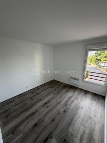 Venez découvrir ce bel appartement, 3 pièces de 63 m², entièrement rénové, située dans une résidence de 2005.
Dès l’entrée, vous trouverez un placard de rangement. La cuisine et le séjour donne directement accès au balcon, offrant un agréable espace extérieur.
L’espace nuit comprend deux chambres dont une avec placard, une salle de bain, et WC, séparé.
Une cave et deux places de parking complète ce bien.
📍 proche de la gare, des commerces et des écoles.
⭐️ DPE, C.
Un appartement clé en main, agréable et fonctionnel, à visiter sans tarder !