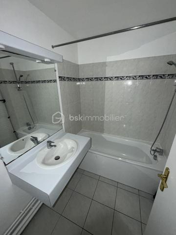 Venez découvrir ce bel appartement, 3 pièces de 63 m², entièrement rénové, située dans une résidence de 2005.
Dès l’entrée, vous trouverez un placard de rangement. La cuisine et le séjour donne directement accès au balcon, offrant un agréable espace extérieur.
L’espace nuit comprend deux chambres dont une avec placard, une salle de bain, et WC, séparé.
Une cave et deux places de parking complète ce bien.
📍 proche de la gare, des commerces et des écoles.
⭐️ DPE, C.
Un appartement clé en main, agréable et fonctionnel, à visiter sans tarder !