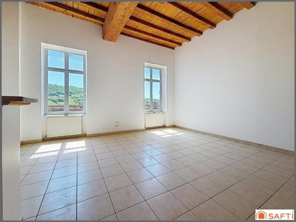 Appartement rare à la vente avec ses 5 chambres, proche gare et commodités, cave, jardin privatif.